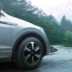 Een band ontworpen om veelzijdig rijgedrag te ondersteunen